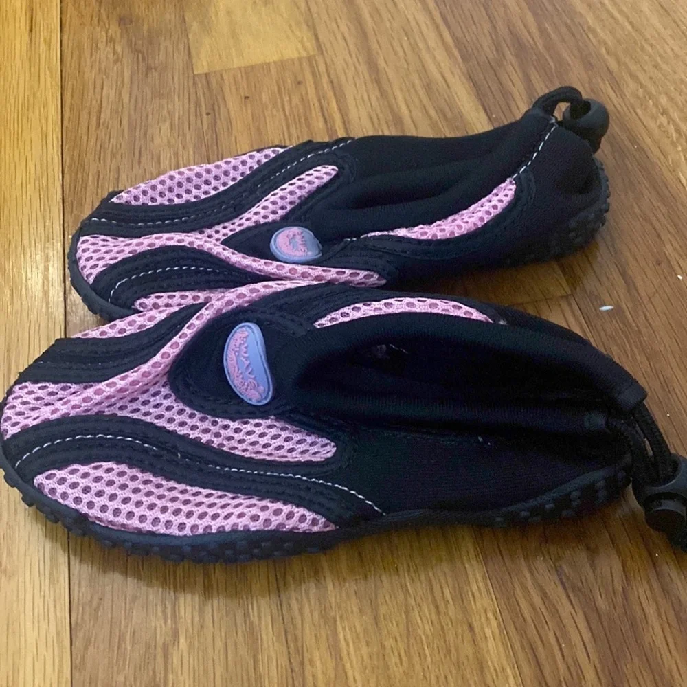Wave Girl’s Pink And Black Water Shoes Size 11